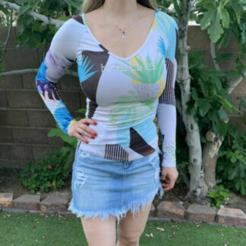 BEBE V-neck TOP, TUNIC BLOUSE, SIZE S/M Multicolor